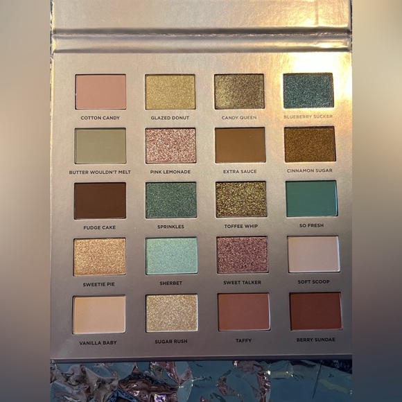 Iconic London Eyeshadow Palette - Picture 3 of 4
